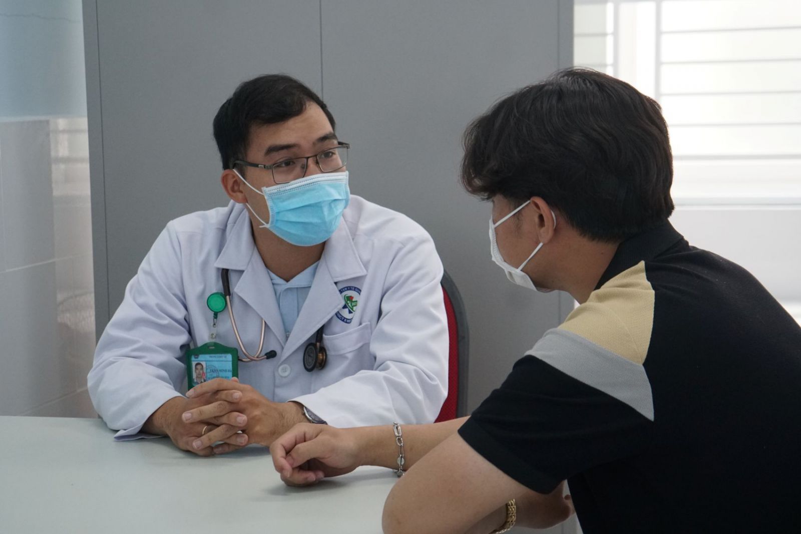 Bác sĩ tư vấn tiêm phòng cúm cho người mắc bệnh phổi mạn tính