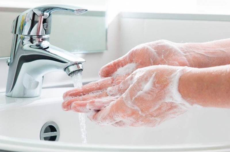 Giữ vệ sinh tay và lựa chọn thực phẩm phù hợp giúp bảo vệ đường ruột khi ăn ngoài