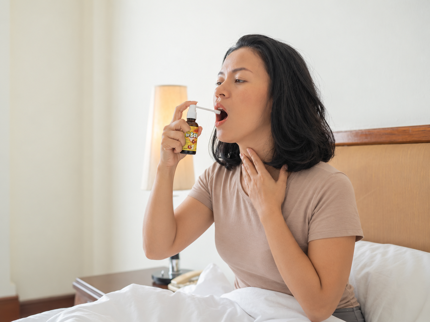 Uống đủ nước, nghỉ ngơi và chăm sóc đúng cách giúp giảm khó chịu khi bị viêm họng