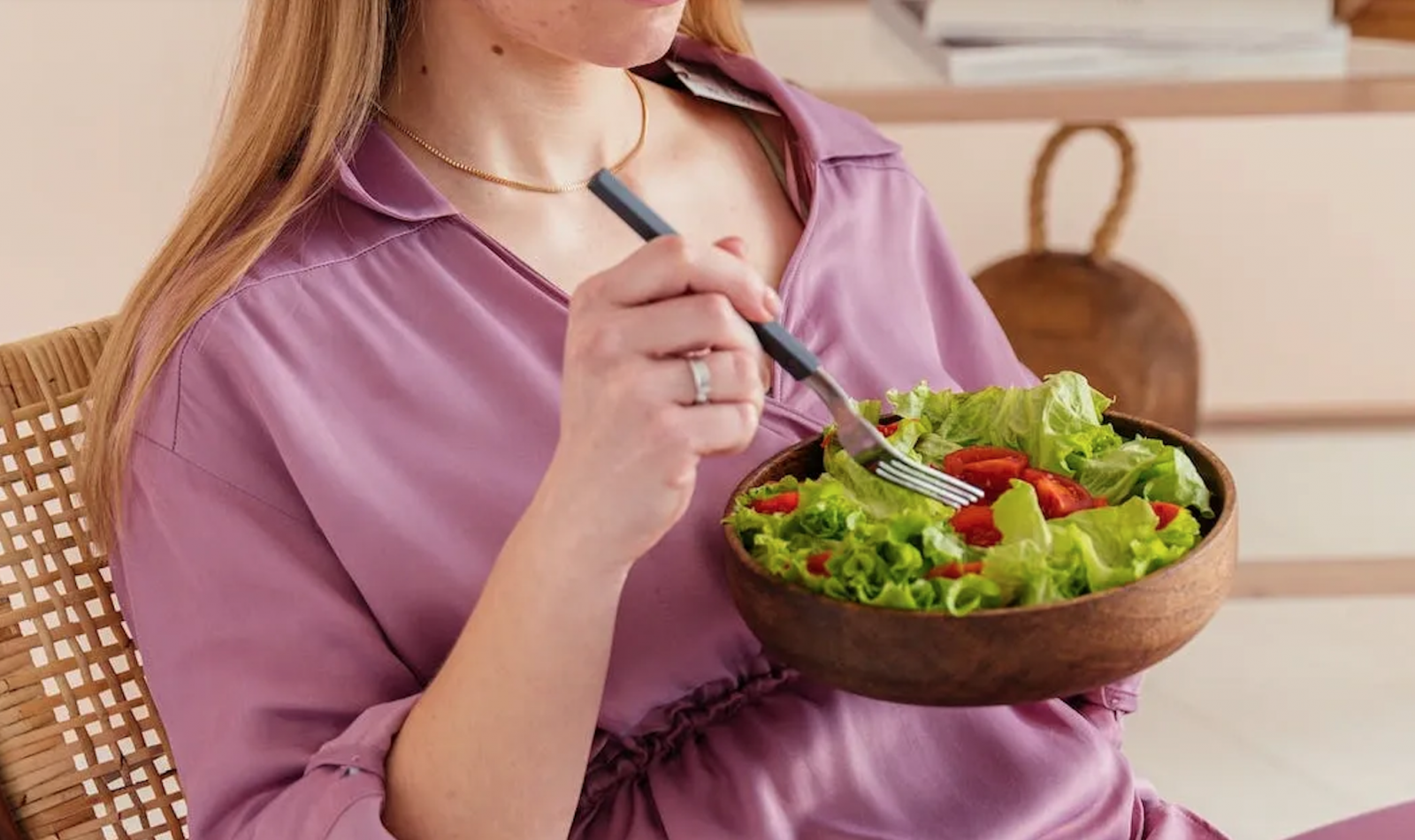Bổ sung chất xơ đúng cách kết hợp ngủ đủ giúp cải thiện táo bón