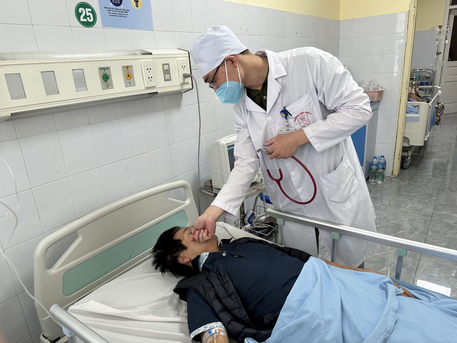 Khò khè kèm khó thở dữ dội, tím tái hoặc sưng môi lưỡi cần được cấp cứu ngay