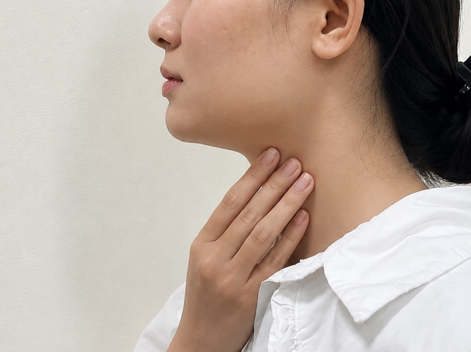 Đau họng sau khi ngủ dậy có thể liên quan đến khô không khí hoặc trào ngược