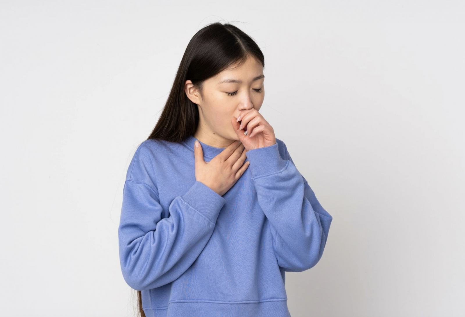 Người trưởng thành bị ho khan, cảm giác khô rát cổ họng do kích ứng đường hô hấp