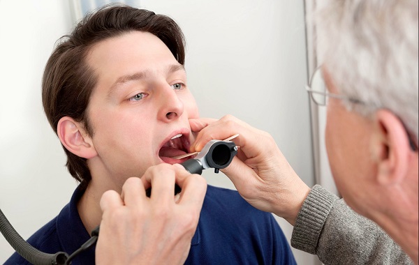 Khám lại khi dùng kháng sinh 48 giờ không cải thiện giúp phát hiện sai chẩn đoán hoặc biến chứng