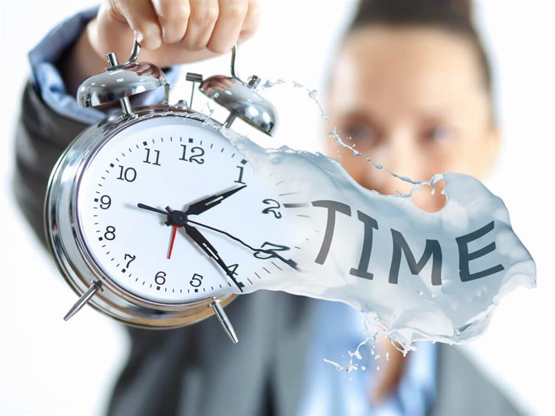 Không ngồi bồn cầu quá lâu giúp giảm áp lực vùng hậu môn và phòng trĩ tái phát