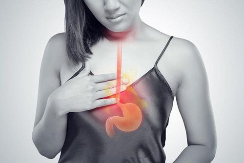 Kiểm soát trào ngược và dịch mũi chảy sau giúp cải thiện đau họng kéo dài không do nhiễm khuẩn