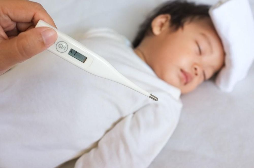 Lau người bằng nước ấm đúng cách giúp người bị sốt dễ chịu hơn mà không gây rét run