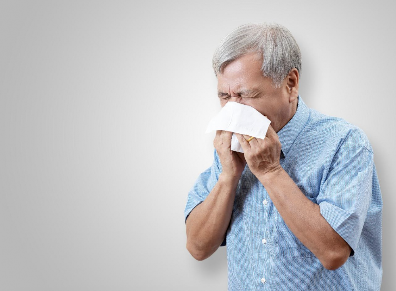 Người lớn tuổi dễ mệt và dễ bệnh hơn khi trở trời do khả năng thích nghi với nhiệt độ giảm đi