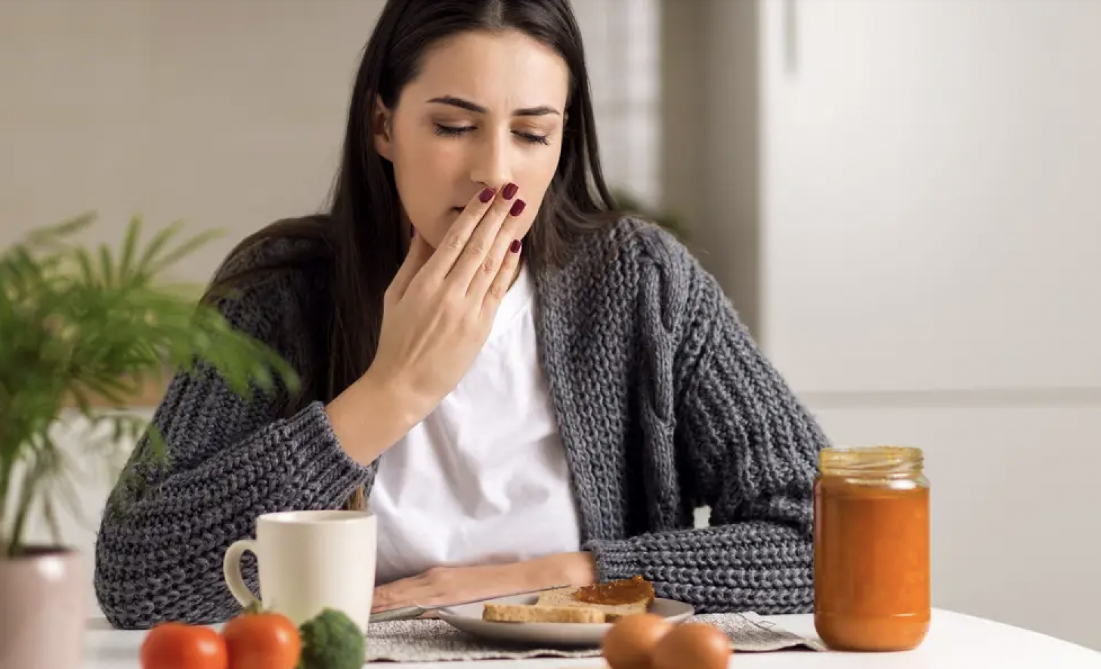 No sớm và nặng bụng có thể liên quan đến tình trạng tiêu hóa chậm