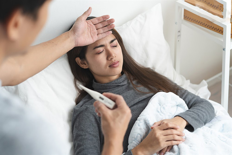 Phát ban do virus thường đi kèm sốt, mệt mỏi và các dấu hiệu nhiễm siêu vi