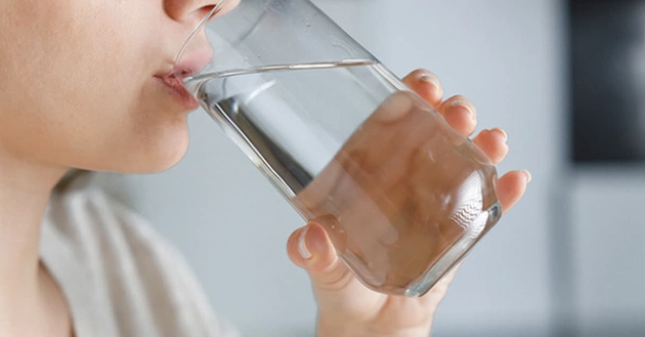 Phòng ngừa trĩ bằng chế độ ăn giàu chất xơ và uống đủ nước mỗi ngày