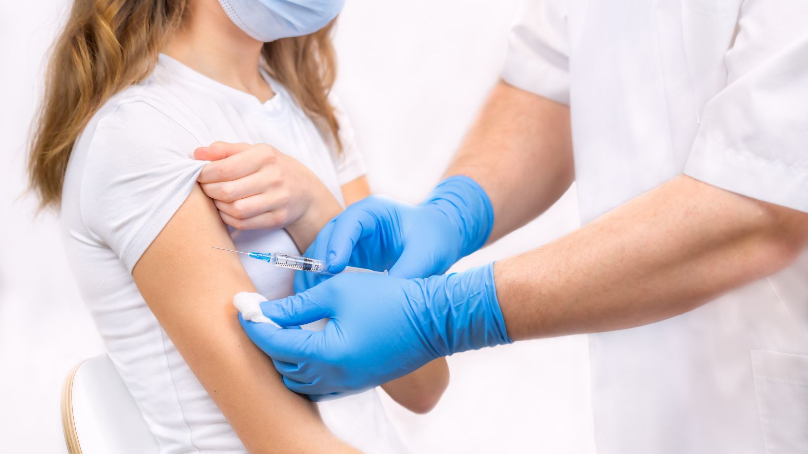 Rửa tay và tiêm vaccine giúp giảm nguy cơ mắc bệnh truyền nhiễm