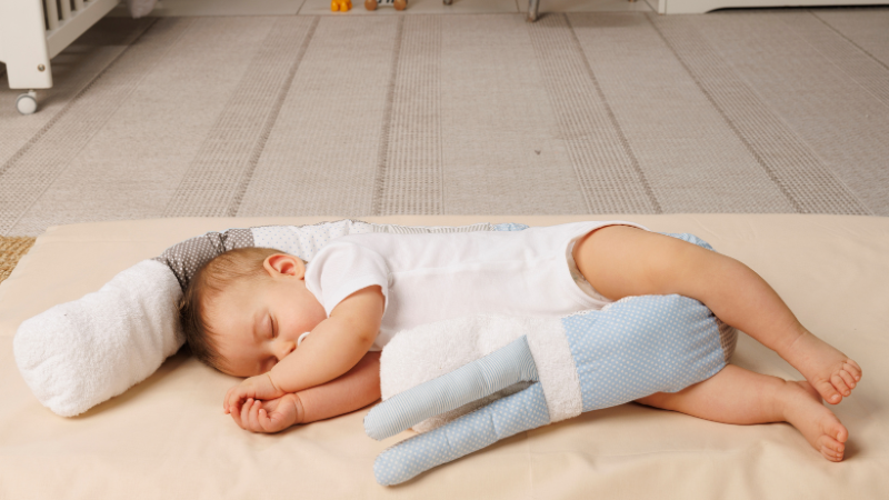 Đặt trẻ nằm nghiêng, giữ đường thở thông thoáng và theo dõi thời gian co giật