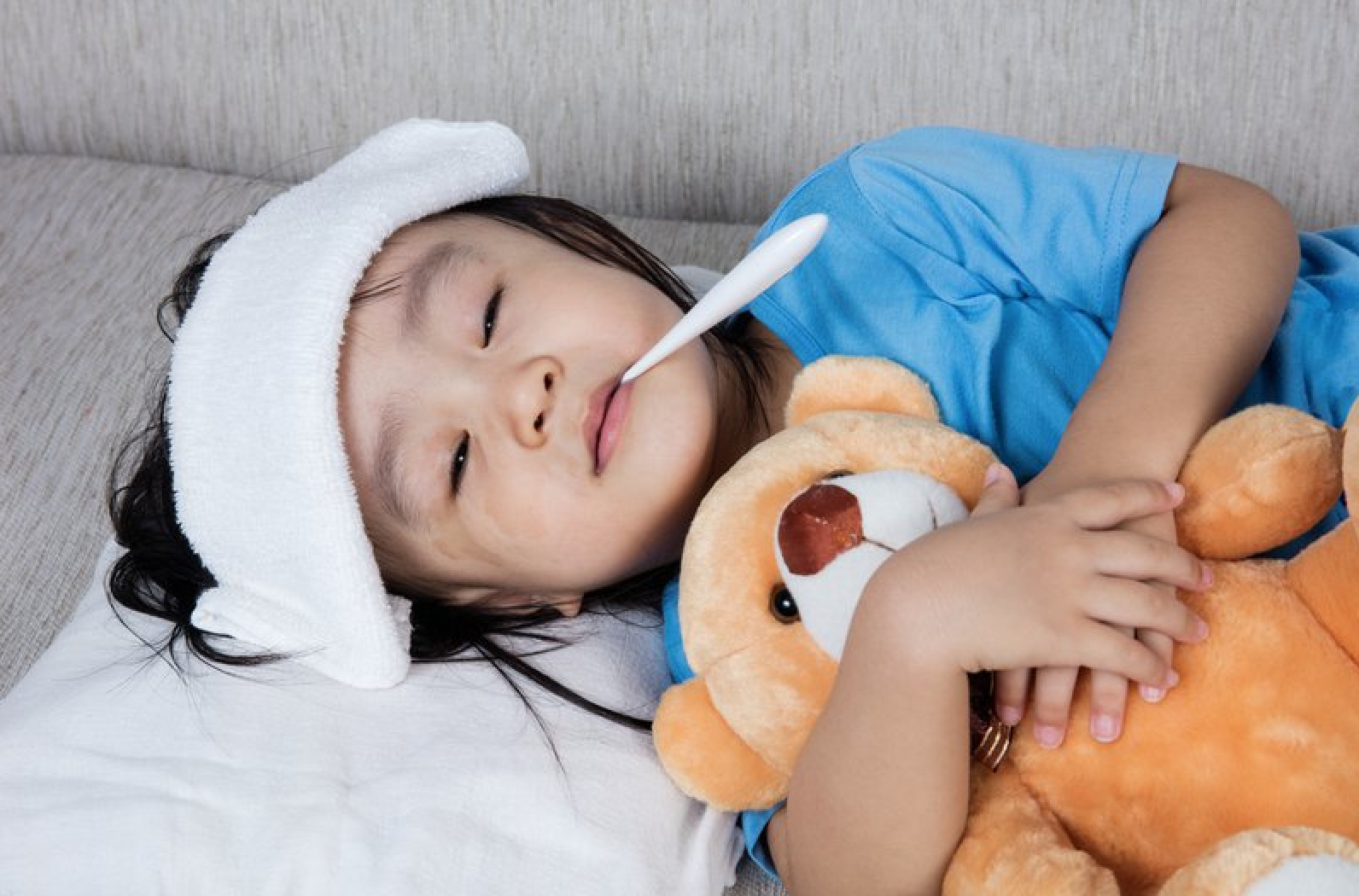Sốt khiến cơ thể mất nước, khô miệng và mệt mỏi nếu không bù dịch kịp thời