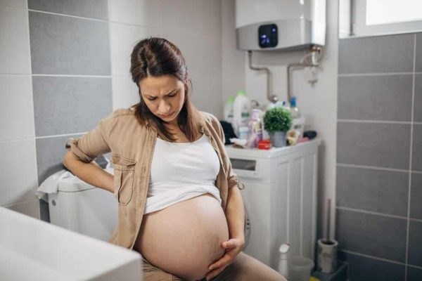 Táo bón sau sinh khiến mẹ đầy bụng, khó đi ngoài và phải rặn nhiều
