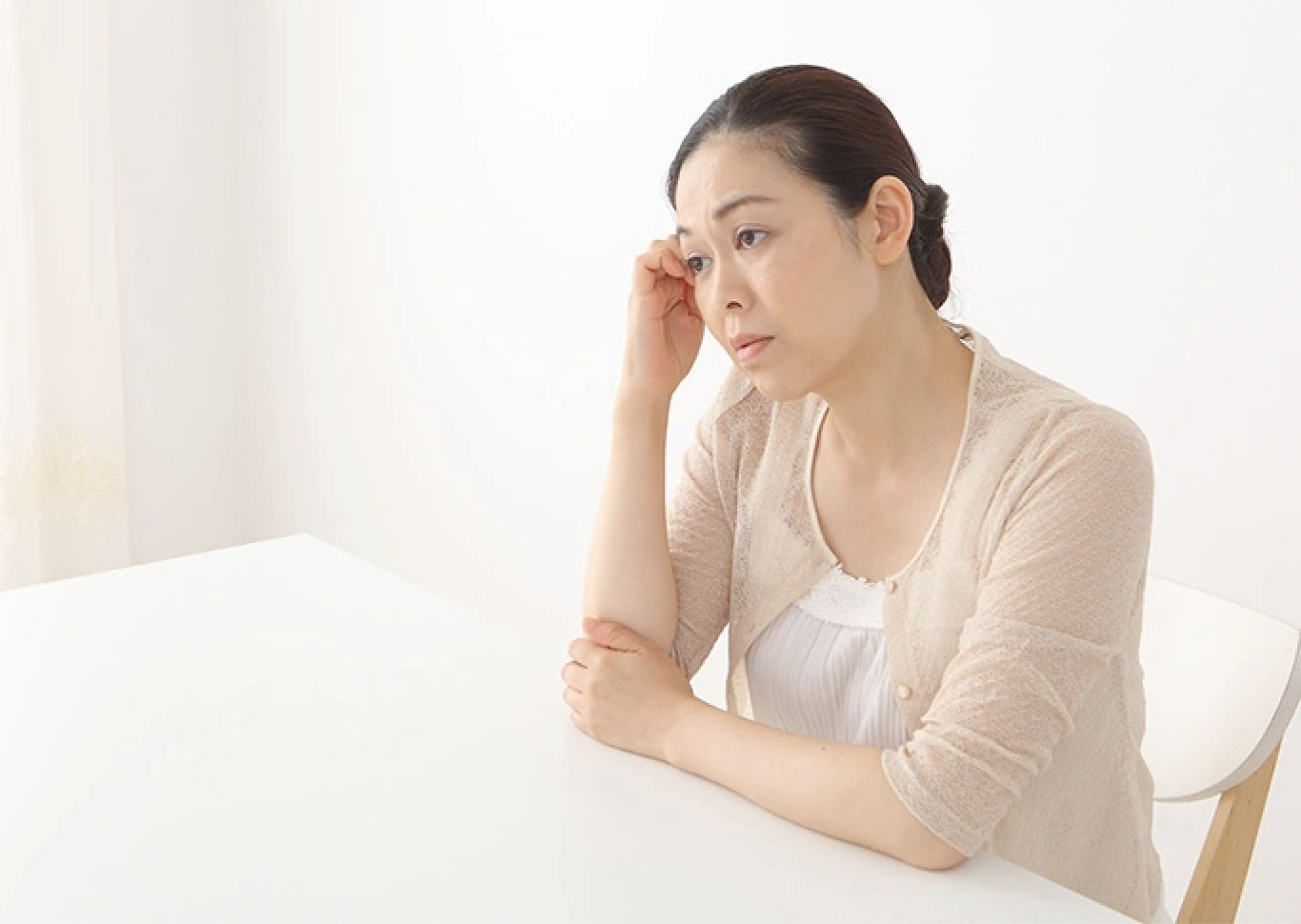 Phụ nữ tiền mãn kinh bị táo bón do estrogen giảm, ngủ kém và thay đổi vi khuẩn đường ruột