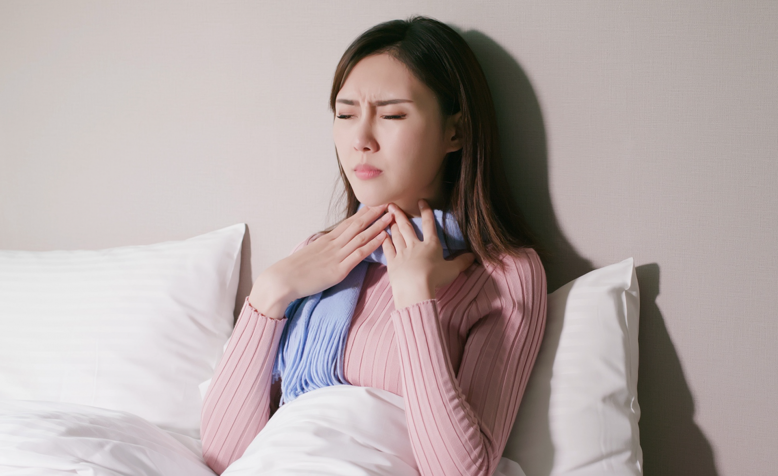 Nói nhiều khi đang đau họng khiến dây thanh tiếp tục bị kích thích và lâu hồi phục