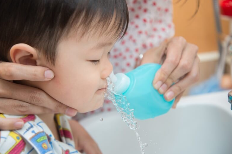 Nước muối sinh lý giúp làm sạch dịch nhầy, bụi bẩn và hỗ trợ giữ ẩm niêm mạc mũi