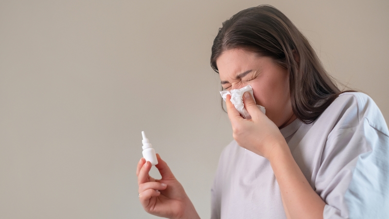 Xịt mũi giúp làm sạch dịch nhầy và giảm nguồn gây kích thích chảy xuống họng